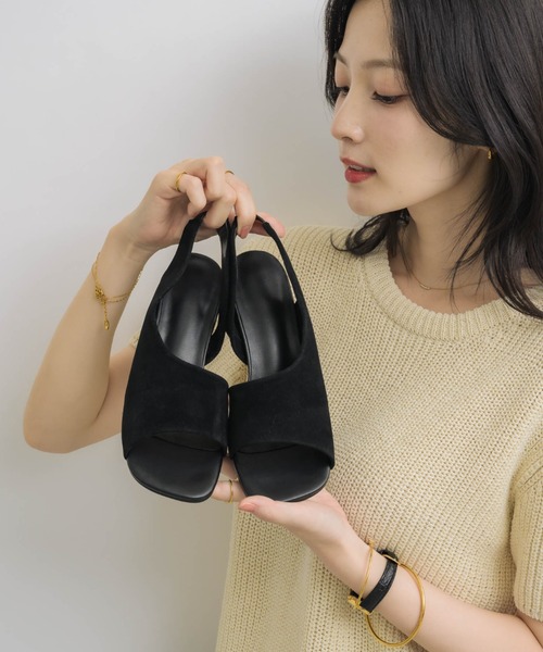NEUNA(ヌナ)の「スエードラウンドヒールアシメサンダル(サンダル・レディース・ブラック・LARGE/MEDIUM/SMALL)」の12枚目の写真