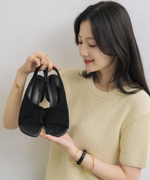 NEUNA(ヌナ)の「スエードラウンドヒールアシメサンダル(サンダル・レディース・ブラック・LARGE/MEDIUM/SMALL)」の13枚目の写真