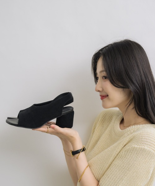 NEUNA(ヌナ)の「スエードラウンドヒールアシメサンダル(サンダル・レディース・ブラック・LARGE/MEDIUM/SMALL)」の4枚目の写真
