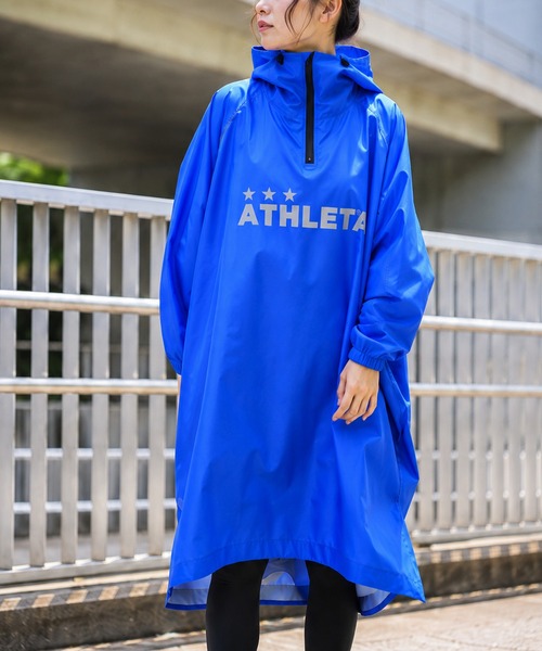 ATHLETA(アスレタ)の「≪athleta≫雨の日の移動も、観戦も頼れるバックパックの上から羽織れる、反射ロゴ付きレインポンチョ。(ポンチョ・レディース・ネイビー/ブラック・F)」の3枚目の写真