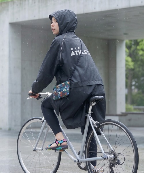 ATHLETA(アスレタ)の「≪athleta≫雨の日の移動も、観戦も頼れるバックパックの上から羽織れる、反射ロゴ付きレインポンチョ。(ポンチョ・レディース・ネイビー/ブラック・F)」の4枚目の写真