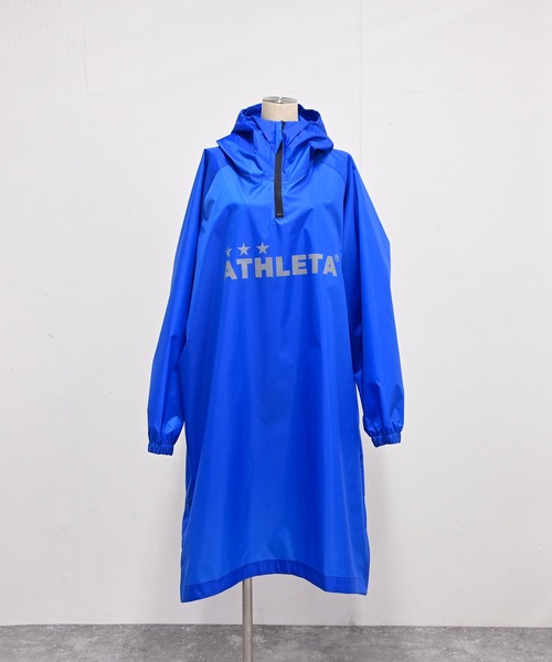 ATHLETA(アスレタ)の「≪athleta≫雨の日の移動も、観戦も頼れるバックパックの上から羽織れる、反射ロゴ付きレインポンチョ。(ポンチョ・レディース・ネイビー/ブラック・F)」の7枚目の写真