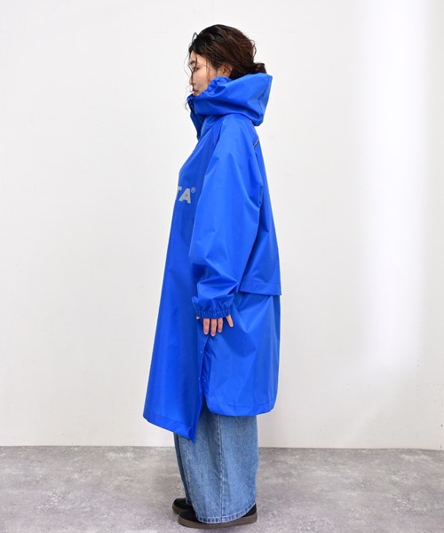 ATHLETA(アスレタ)の「≪athleta≫雨の日の移動も、観戦も頼れるバックパックの上から羽織れる、反射ロゴ付きレインポンチョ。(ポンチョ・レディース・ネイビー/ブラック・F)」の12枚目の写真