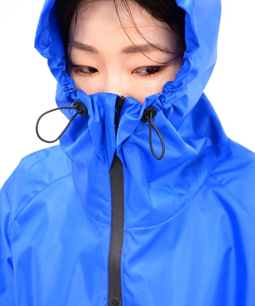 ATHLETA(アスレタ)の「≪athleta≫雨の日の移動も、観戦も頼れるバックパックの上から羽織れる、反射ロゴ付きレインポンチョ。(ポンチョ・レディース・ネイビー/ブラック・F)」の19枚目の写真