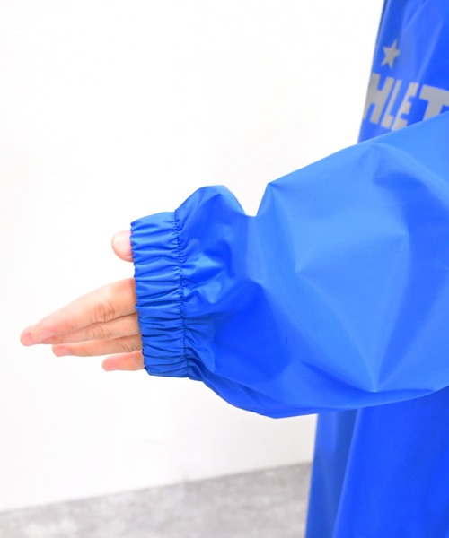 ATHLETA(アスレタ)の「≪athleta≫雨の日の移動も、観戦も頼れるバックパックの上から羽織れる、反射ロゴ付きレインポンチョ。(ポンチョ・レディース・ネイビー/ブラック・F)」の20枚目の写真