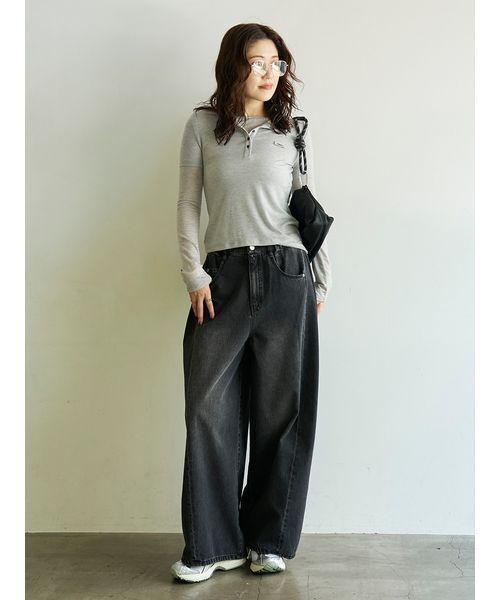 emmi(エミ)の「ウエストゴムサイドタックデニムパンツ(デニムパンツ・レディース・ブラック/ブルー・1/0)」の1枚目の写真