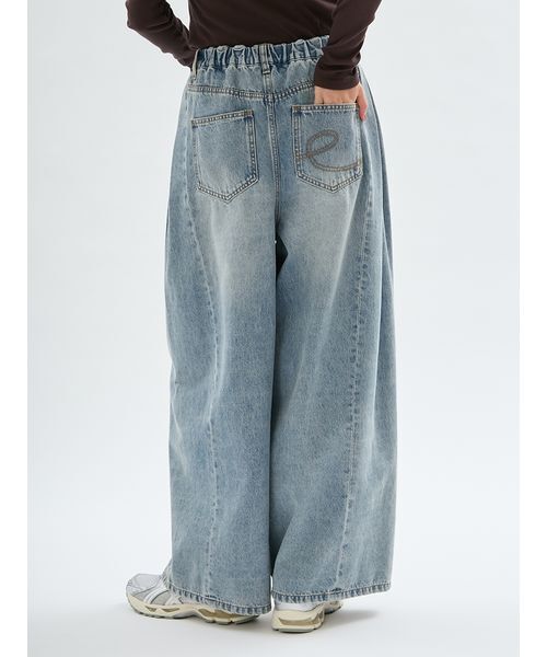 emmi(エミ)の「ウエストゴムサイドタックデニムパンツ(デニムパンツ・レディース・ブラック/ブルー・1/0)」の4枚目の写真