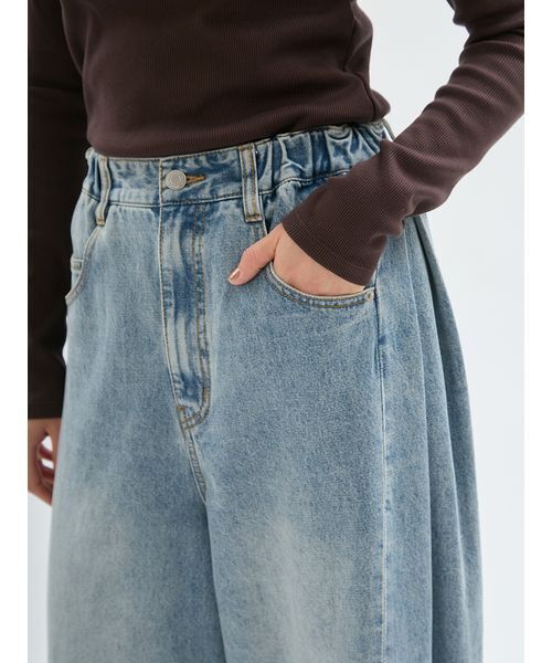 emmi(エミ)の「ウエストゴムサイドタックデニムパンツ(デニムパンツ・レディース・ブラック/ブルー・1/0)」の6枚目の写真