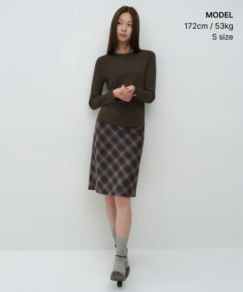 MUSINSA STANDARD WOMAN（ムシンサスタンダードウーマン）の「ウィメンズフレキシブルクルーネック長袖Tシャツ[ダークブラウン]（Tシャツ/カットソー・レディース・その他・MEDIUM/SMALL/LARGE/X-SMALL）」の2枚目の写真