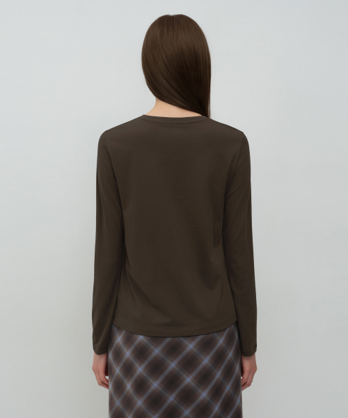 MUSINSA STANDARD WOMAN（ムシンサスタンダードウーマン）の「ウィメンズフレキシブルクルーネック長袖Tシャツ[ダークブラウン]（Tシャツ/カットソー・レディース・その他・MEDIUM/SMALL/LARGE/X-SMALL）」の3枚目の写真