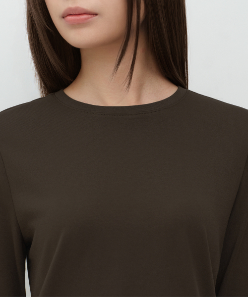 MUSINSA STANDARD WOMAN（ムシンサスタンダードウーマン）の「ウィメンズフレキシブルクルーネック長袖Tシャツ[ダークブラウン]（Tシャツ/カットソー・レディース・その他・MEDIUM/SMALL/LARGE/X-SMALL）」の4枚目の写真