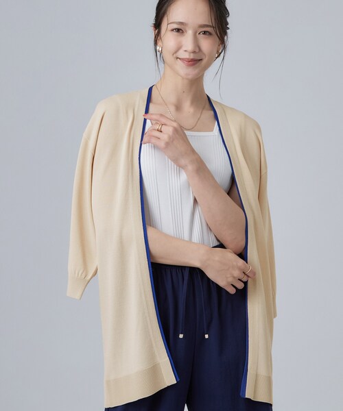 SHOO・LA・RUE(シューラルー)の「【お袖丈選べる/UV/毛玉になりにくい】配色デザインがポイント ボタンレスミドルカーディガン(カーディガン/ボレロ・レディース・グレー系4/ダークブラウン系6/ベージュ系6/ネイビー系5/ダークブラウン/ベージュ/グレー/ネイビー・01/02/03/04)」の6枚目の写真