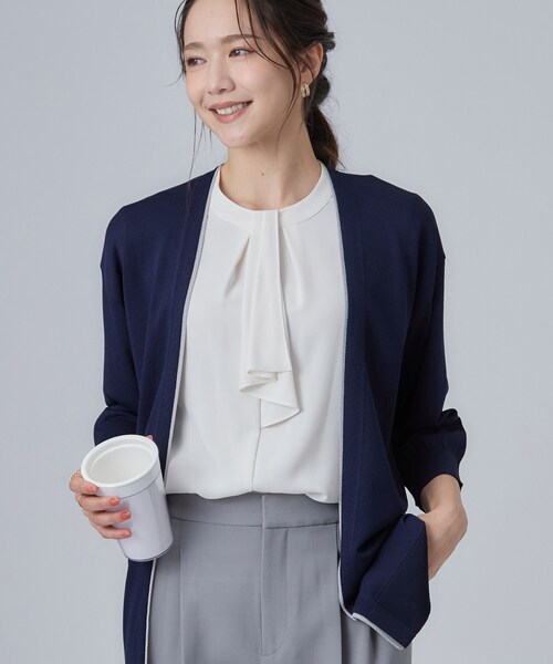 SHOO・LA・RUE(シューラルー)の「【お袖丈選べる/UV/毛玉になりにくい】配色デザインがポイント ボタンレスミドルカーディガン(カーディガン/ボレロ・レディース・グレー系4/ダークブラウン系6/ベージュ系6/ネイビー系5/ダークブラウン/ベージュ/グレー/ネイビー・01/02/03/04)」の8枚目の写真