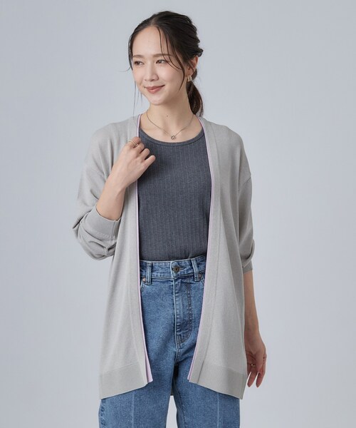 SHOO・LA・RUE(シューラルー)の「【お袖丈選べる/UV/毛玉になりにくい】配色デザインがポイント ボタンレスミドルカーディガン(カーディガン/ボレロ・レディース・グレー系4/ダークブラウン系6/ベージュ系6/ネイビー系5/ダークブラウン/ベージュ/グレー/ネイビー・01/02/03/04)」の9枚目の写真