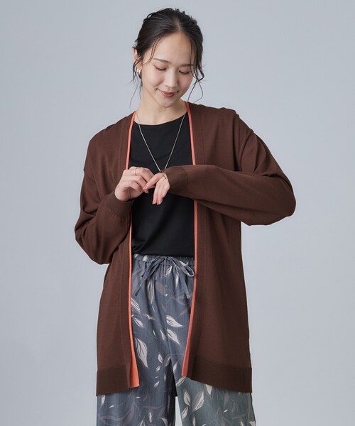 SHOO・LA・RUE(シューラルー)の「【お袖丈選べる/UV/毛玉になりにくい】配色デザインがポイント ボタンレスミドルカーディガン(カーディガン/ボレロ・レディース・グレー系4/ダークブラウン系6/ベージュ系6/ネイビー系5/ダークブラウン/ベージュ/グレー/ネイビー・01/02/03/04)」の13枚目の写真