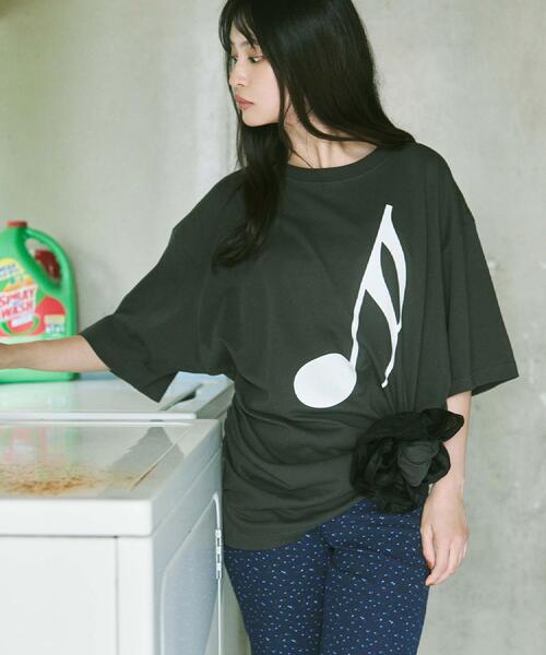 ALL NEW MART(オールニューマート)の「音符グラフィックTシャツ(Tシャツ/カットソー・レディース・ダークブラウン/ホワイト/ブラック・00)」の2枚目の写真