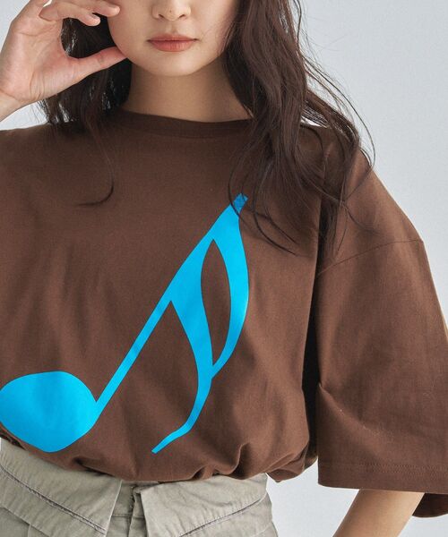 ALL NEW MART(オールニューマート)の「音符グラフィックTシャツ(Tシャツ/カットソー・レディース・ダークブラウン/ホワイト/ブラック・00)」の6枚目の写真