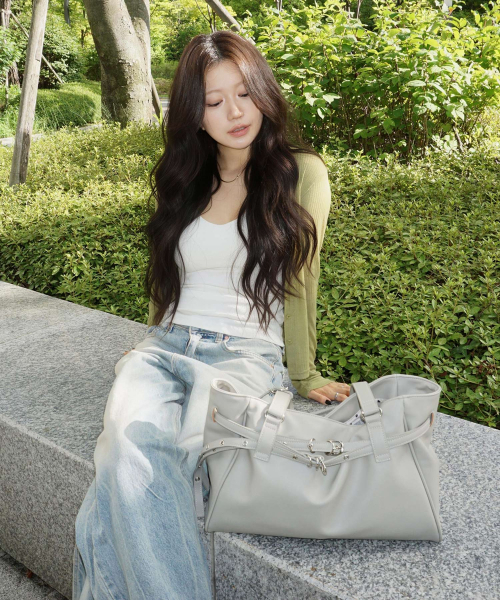 mur（ミュール）の「Lizzy Double Belted Bag (3color)（ショルダーバッグ・レディース・ライトグレー/ブラック/バーガンディー・ONE）」の4枚目の写真