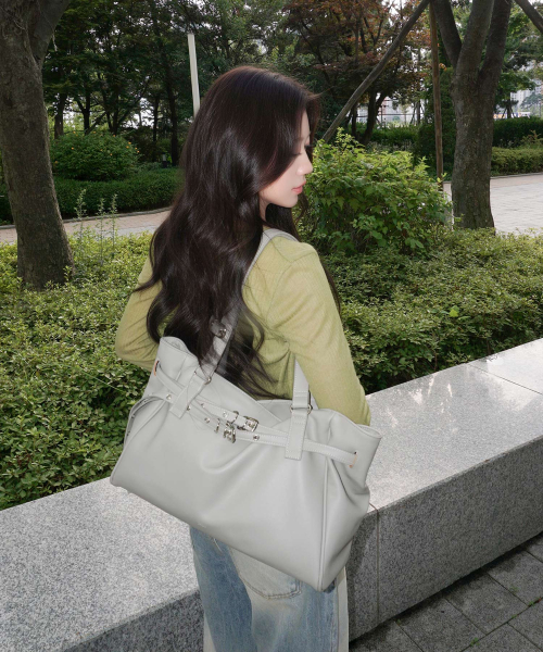 mur（ミュール）の「Lizzy Double Belted Bag (3color)（ショルダーバッグ・レディース・ライトグレー/ブラック/バーガンディー・ONE）」の5枚目の写真