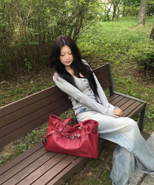 mur（ミュール）の「Lizzy Double Belted Bag (3color)（ショルダーバッグ・レディース・ライトグレー/ブラック/バーガンディー・ONE）」の6枚目の写真