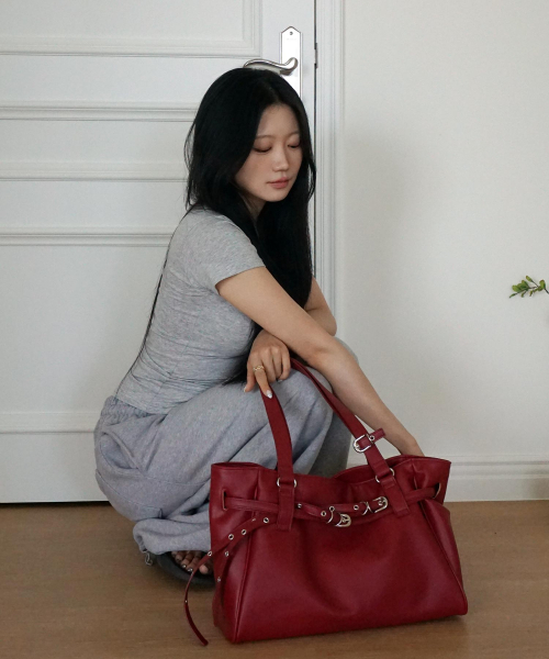 mur（ミュール）の「Lizzy Double Belted Bag (3color)（ショルダーバッグ・レディース・ライトグレー/ブラック/バーガンディー・ONE）」の7枚目の写真