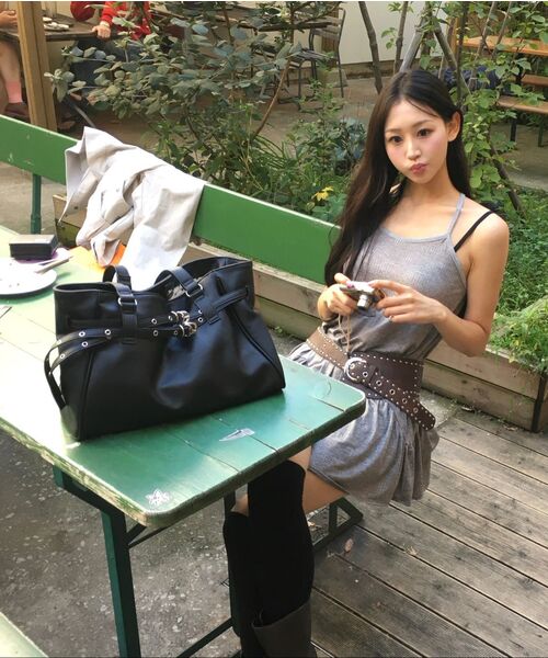 mur（ミュール）の「Lizzy Double Belted Bag (3color)（ショルダーバッグ・レディース・ライトグレー/ブラック/バーガンディー・ONE）」の9枚目の写真