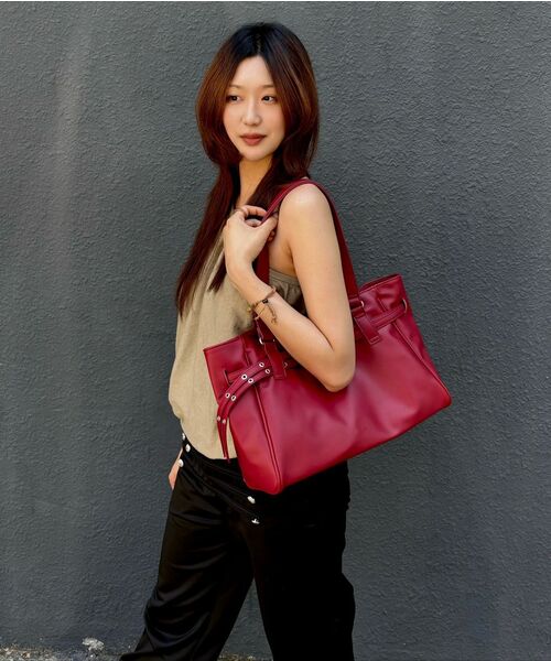 mur（ミュール）の「Lizzy Double Belted Bag (3color)（ショルダーバッグ・レディース・ライトグレー/ブラック/バーガンディー・ONE）」の10枚目の写真