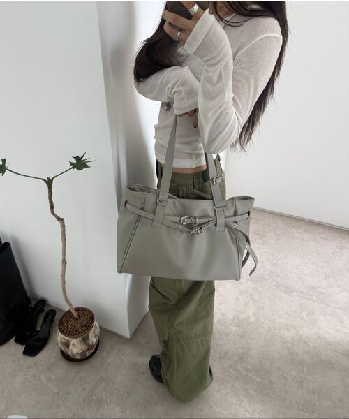 mur（ミュール）の「Lizzy Double Belted Bag (3color)（ショルダーバッグ・レディース・ライトグレー/ブラック/バーガンディー・ONE）」の15枚目の写真