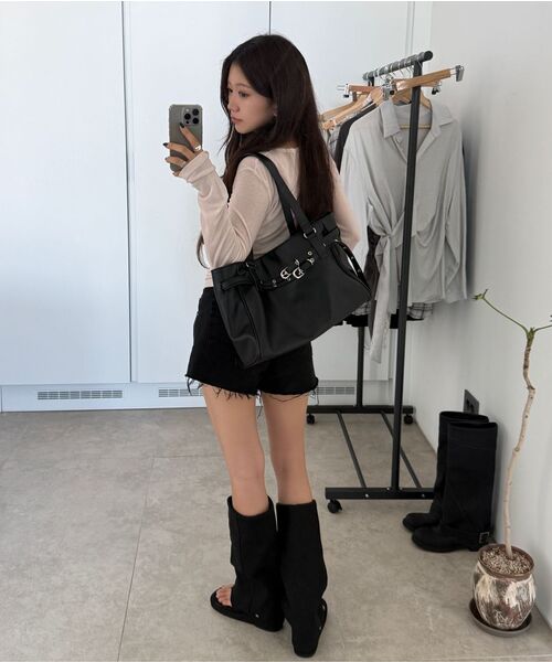 mur（ミュール）の「Lizzy Double Belted Bag (3color)（ショルダーバッグ・レディース・ライトグレー/ブラック/バーガンディー・ONE）」の16枚目の写真