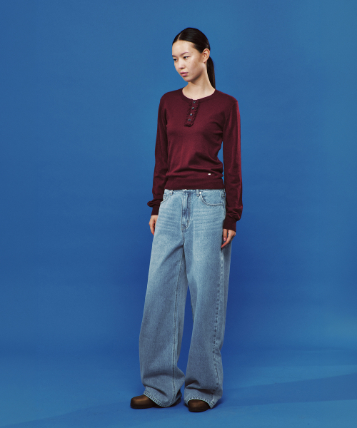 PLAC WOMEN(プレイス・ウィメン)の「フリルヘンリーネックスリムクロップニットバーガンディ(ニット/セーター・レディース・バーガンディー・SMALL/MEDIUM)」の2枚目の写真