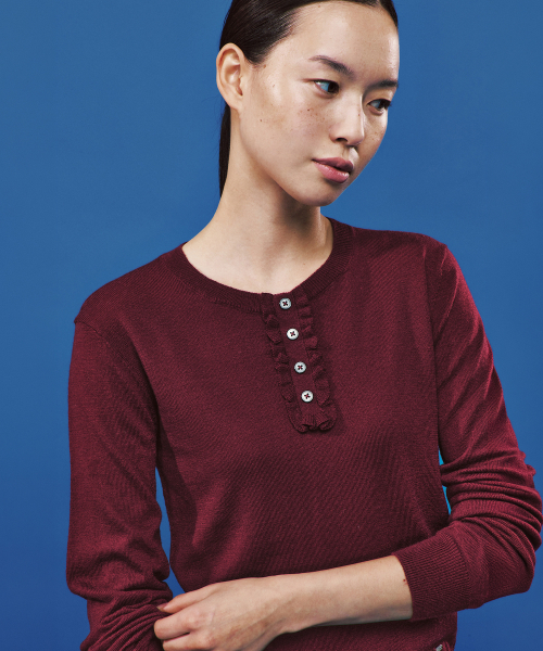 PLAC WOMEN(プレイス・ウィメン)の「フリルヘンリーネックスリムクロップニットバーガンディ(ニット/セーター・レディース・バーガンディー・SMALL/MEDIUM)」の3枚目の写真