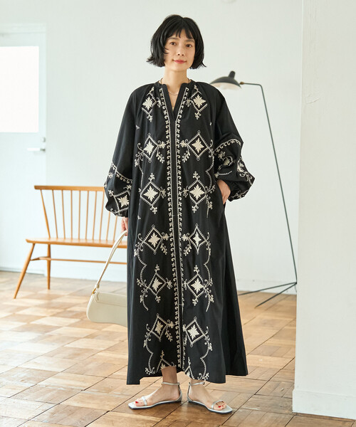 Freada(フリーダ)の「Freada/フリーダ インド ワントーン刺繍 ワンピース(ワンピース・レディース・ブラック/パープル・ONE SIZE)」の2枚目の写真
