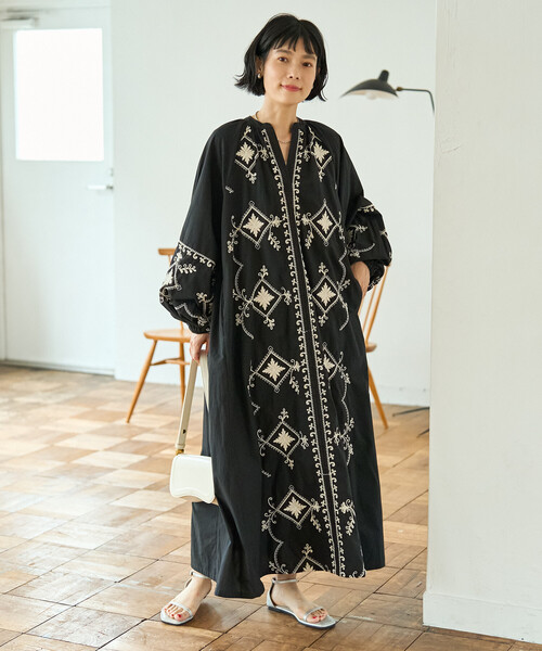 Freada(フリーダ)の「Freada/フリーダ インド ワントーン刺繍 ワンピース(ワンピース・レディース・ブラック/パープル・ONE SIZE)」の3枚目の写真