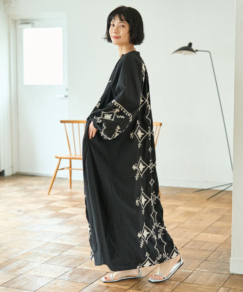 Freada(フリーダ)の「Freada/フリーダ インド ワントーン刺繍 ワンピース(ワンピース・レディース・ブラック/パープル・ONE SIZE)」の4枚目の写真