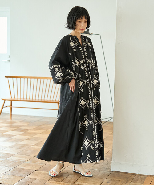 Freada(フリーダ)の「Freada/フリーダ インド ワントーン刺繍 ワンピース(ワンピース・レディース・ブラック/パープル・ONE SIZE)」の6枚目の写真