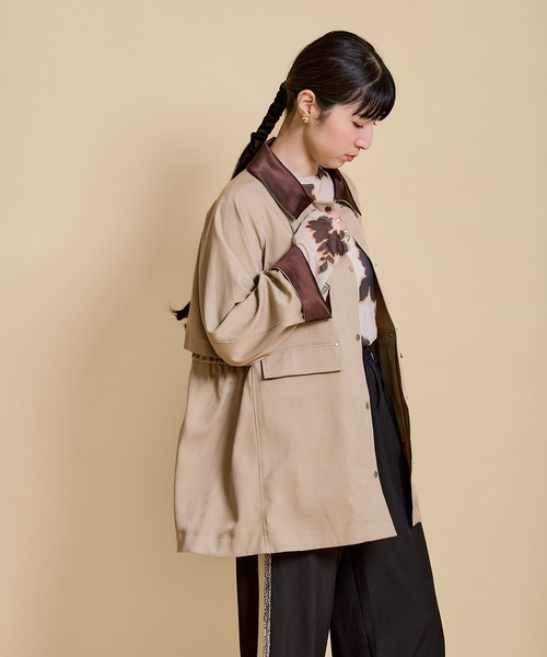 LHELBIE(レルビエ)の「バックフレアステンカラージャケット(ステンカラーコート・レディース・ネイビー/グレイッシュベージュ/キャメル・M)」の14枚目の写真