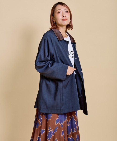 LHELBIE(レルビエ)の「バックフレアステンカラージャケット(ステンカラーコート・レディース・ネイビー/グレイッシュベージュ/キャメル・M)」の5枚目の写真