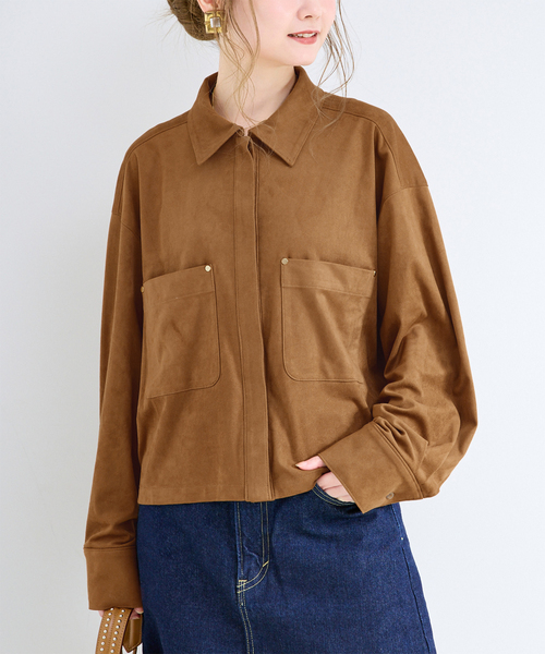 B.C STOCK(ベーセーストック)の「手洗い可 / フェイクスエードクロップ丈シャツ(シャツ/ブラウス・レディース・キャメル/チャコールグレー/ベージュ系その他・FREE)」の3枚目の写真