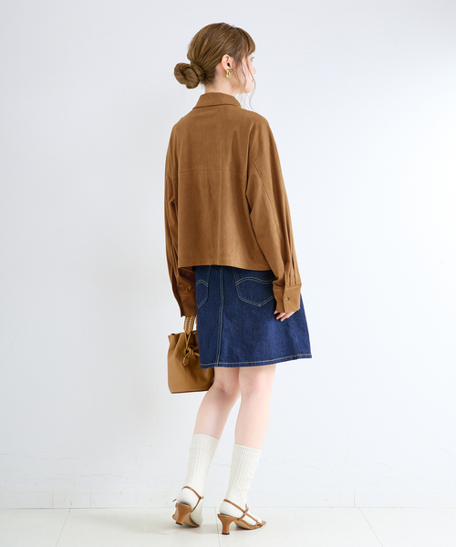 B.C STOCK(ベーセーストック)の「手洗い可 / フェイクスエードクロップ丈シャツ(シャツ/ブラウス・レディース・キャメル/チャコールグレー/ベージュ系その他・FREE)」の7枚目の写真