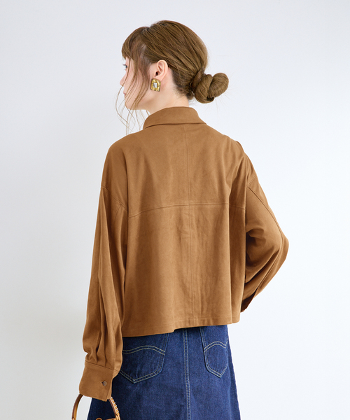 B.C STOCK(ベーセーストック)の「手洗い可 / フェイクスエードクロップ丈シャツ(シャツ/ブラウス・レディース・キャメル/チャコールグレー/ベージュ系その他・FREE)」の11枚目の写真