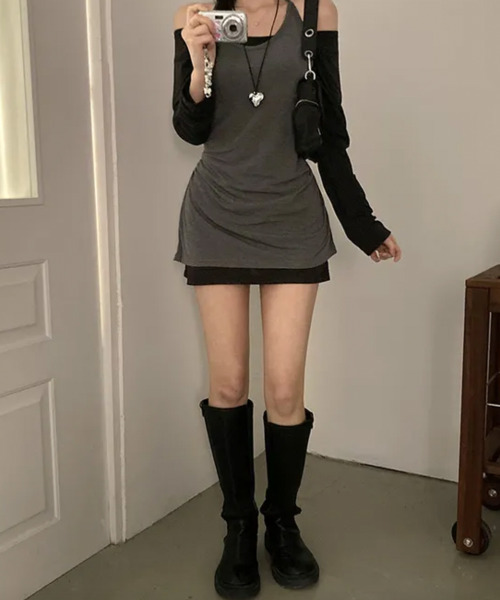 VIVID LADY(ビビッドレディー)の「ホルターネック オフショルダー シャーリングミニワンピース(ワンピース・レディース・チャコールグレー/ブラック・FREE)」の7枚目の写真