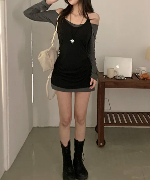 VIVID LADY(ビビッドレディー)の「ホルターネック オフショルダー シャーリングミニワンピース(ワンピース・レディース・チャコールグレー/ブラック・FREE)」の4枚目の写真