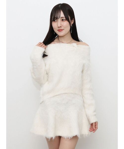 MERCURYDUO(マーキュリーデュオ)の「シャギーオフショルニットセットアップ(ワンピース・レディース・オフホワイト/ピンク・FREE)」の4枚目の写真