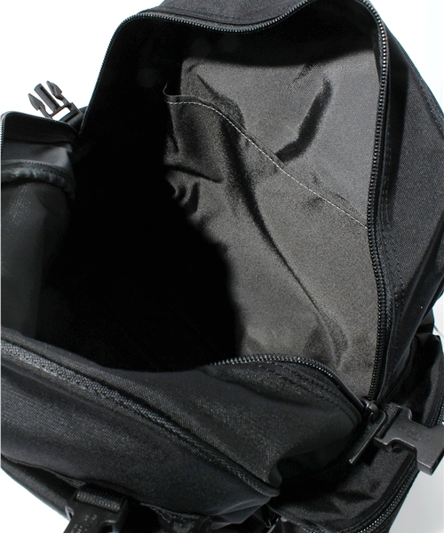 SAZABY（サザビー）の「ﾌｧﾌﾞﾘｯｸﾊﾞｯｸﾞMFJ14664（バックパック/リュック・メンズ・ブラック/ネイビー・FREE）」の12枚目の写真