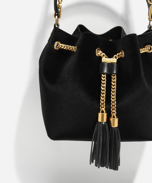 CHARLES & KEITH（チャールズ & キース）の「テクスチャードチェーンディテールハンドバッグ / TEXTURED CHAIN DETAIL HANDBAG（ハンドバッグ・レディース・ブラック/グリーン・M）」の4枚目の写真