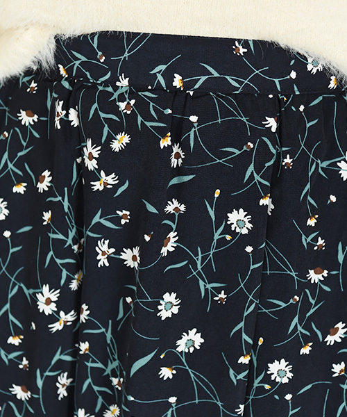 Luz Llena（ラズレナ）の「ポプリン素材・花柄アシンメトリーロングスカート（スカート・レディース・ネイビー/ブラウン・MEDIUM）」の4枚目の写真