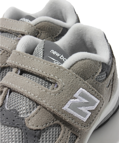 green label relaxing（グリーンレーベルリラクシング）の「［ニューバランス］new balance KV990（スニーカー・キッズ・ライトグレー/ネイビー・16cm/13cm/14cm/15cm）」の8枚目の写真