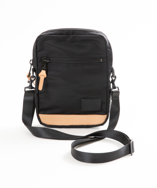 MAKAVELIC（マキャベリック）の「MAKAVELIC / マキャベリック別注ショルダーバック（ショルダーバッグ・メンズ・ブラック/ネイビー・フリー）」の2枚目の写真