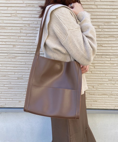 CLEA（クレア）の「【A4対応】外ポケット付きフェイクレザートートバッグ（ポーチ付き）（トートバッグ・レディース・ブラウン/アイボリー/ブラック/ダークブラウン/ライトブラウン・FREE）」の4枚目の写真