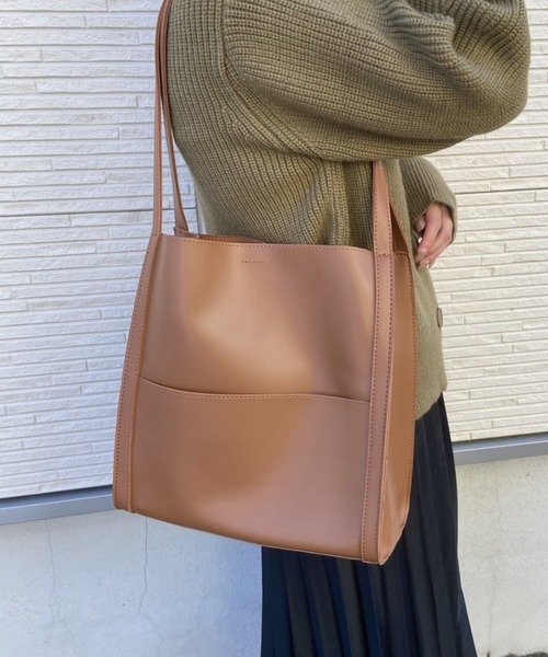 CLEA（クレア）の「【A4対応】外ポケット付きフェイクレザートートバッグ（ポーチ付き）（トートバッグ・レディース・ブラウン/アイボリー/ブラック/ダークブラウン/ライトブラウン・FREE）」の5枚目の写真